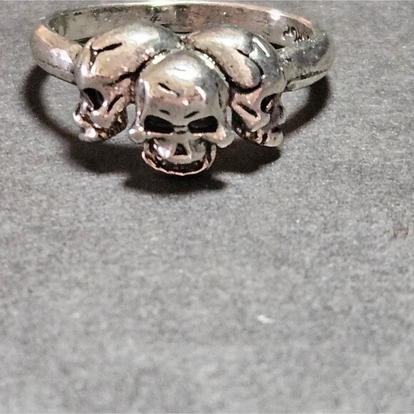 *Sale* 18KRGP three skulls ring - Picture 8 of 11